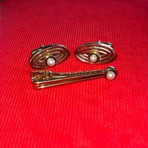 VINTAGE ANSON GOLDTONE & CULTURED PEARL TIE CLIP & CUFFLINK SET